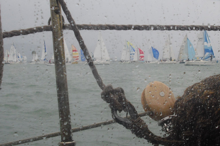 Blick vom Segelboot im Regen